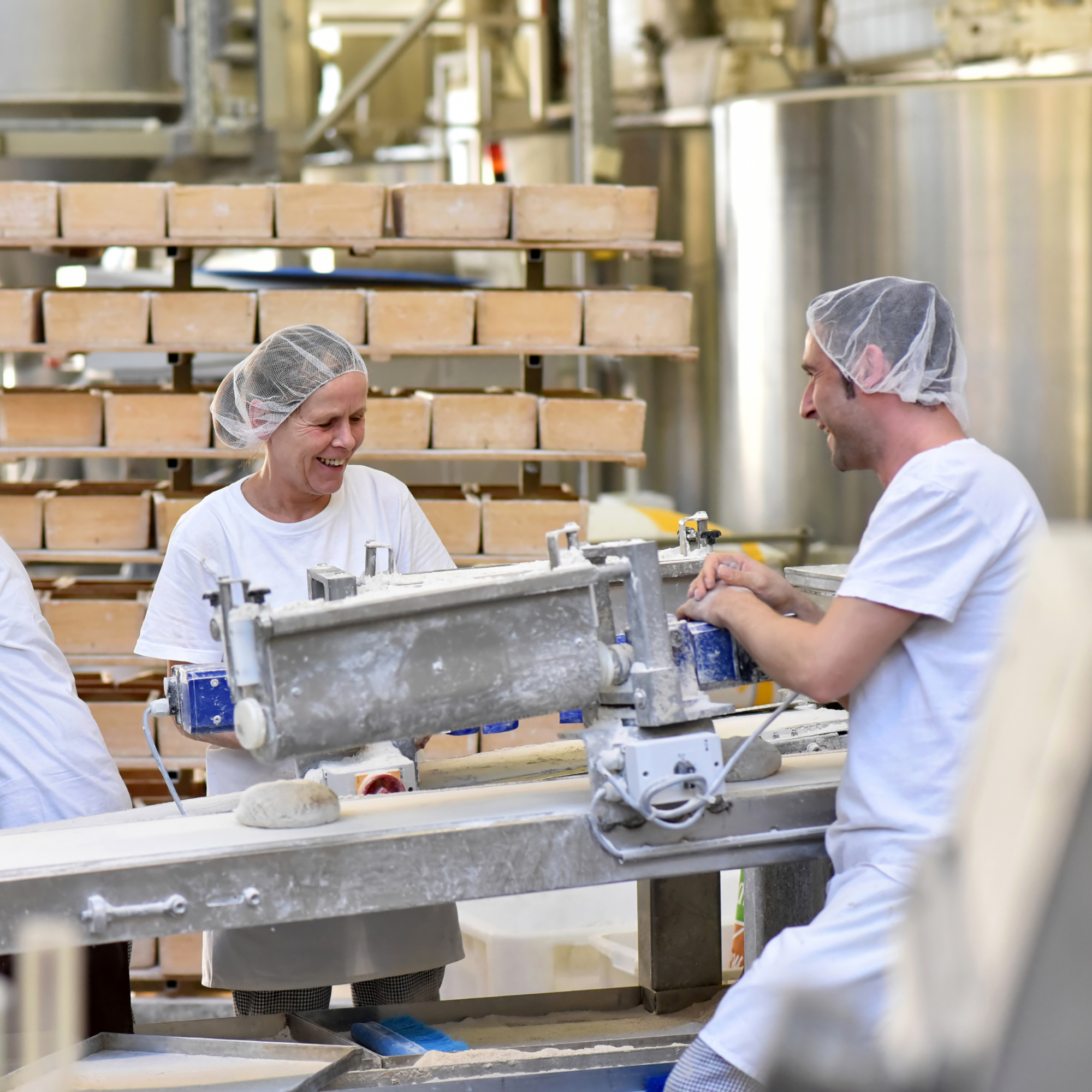 Pracownicy w zakładzie produkcyjnym korzystającym z gazu dla firm