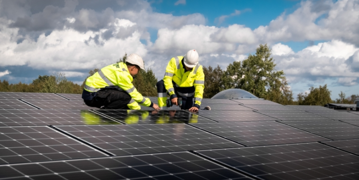 zdjęcie monterów elenger instalujących panele fotowoltaiczne