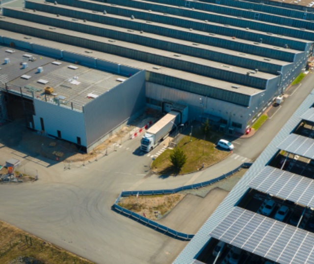 fabryka z panelami foto na dachu