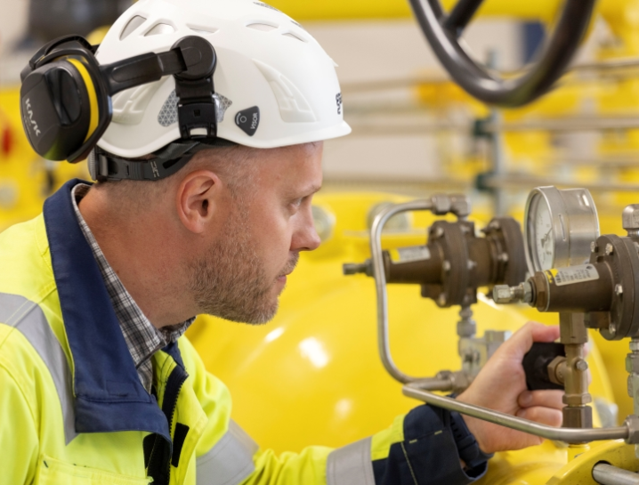 zdjęcie montera elenger przy instalacji do przyłączenia sieci gazowej