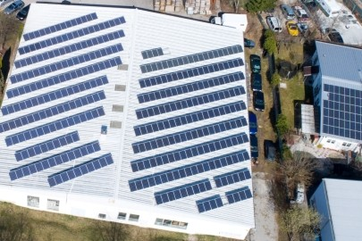 dachy magazynów pokryte panelami pv