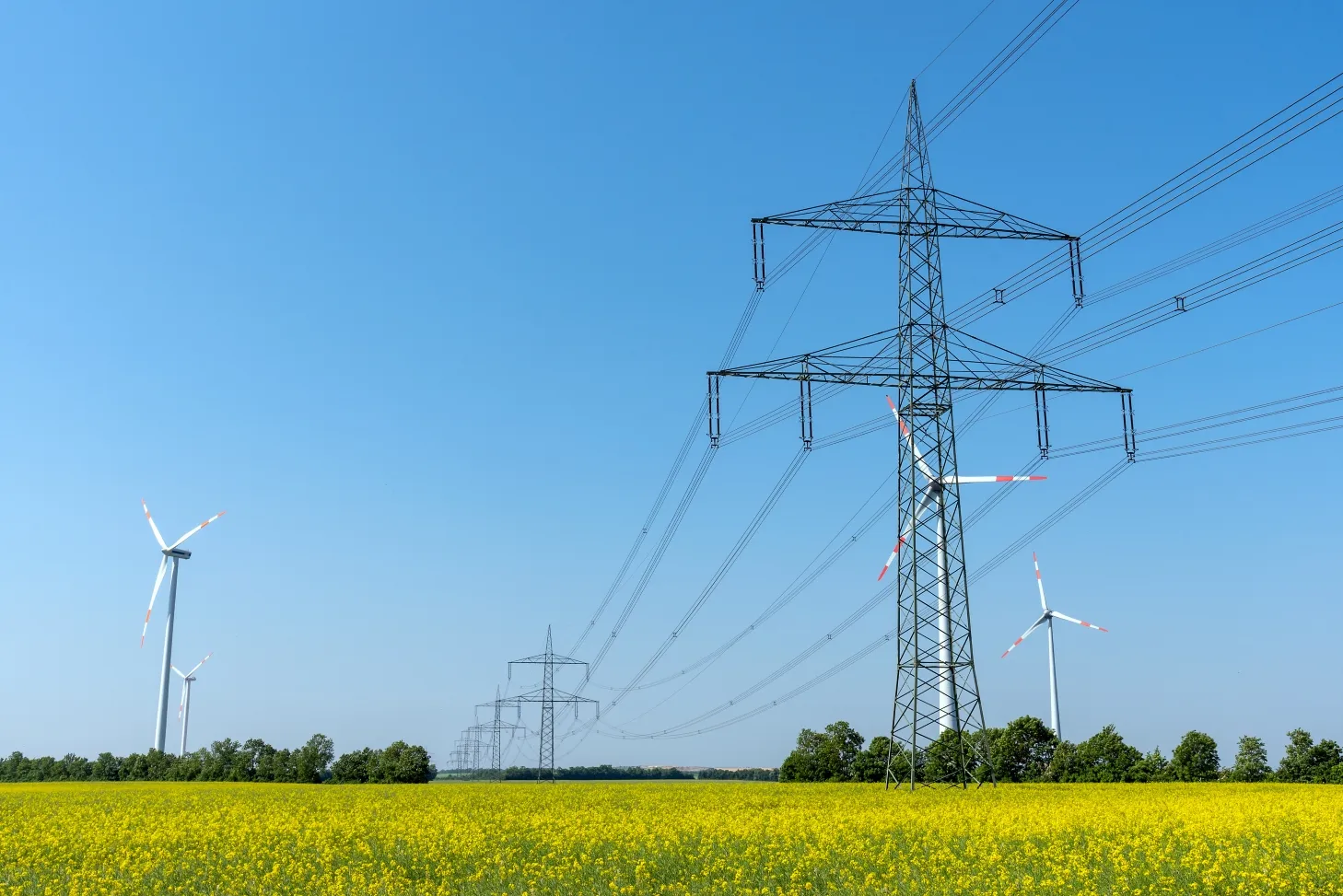 słupy energetyczne na polu