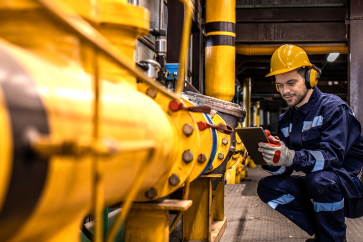 mężczyzna monitorujący instalację gazową
