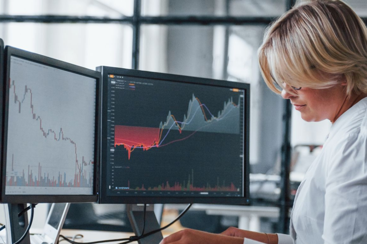 Kobieta analizująca wykresy