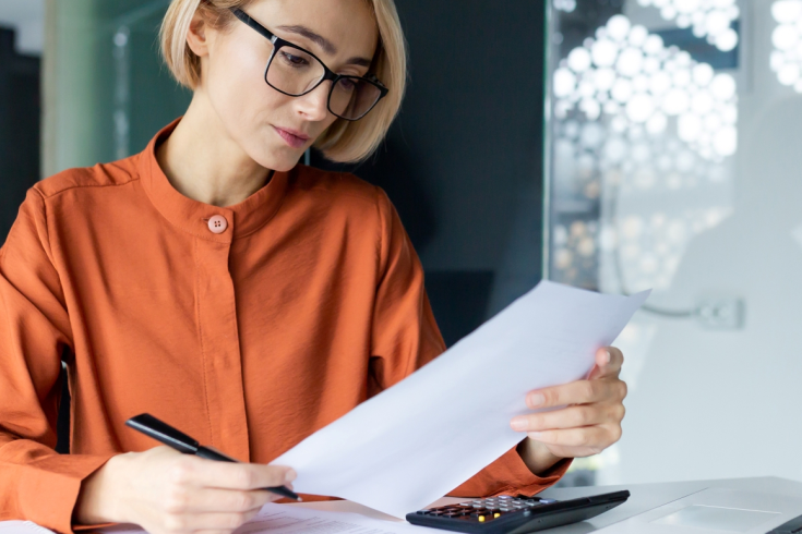 Kobieta czytająca dokumenty