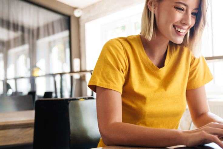 Kobieta korzystająca z komputera