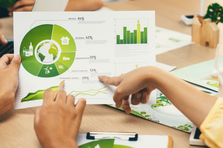 Pracownicy analizujący wykres