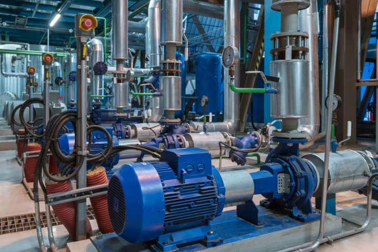 instalacja kogeneracyjna z widocznymi silnikami elektrycznymi