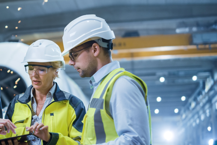 dyskutujący pracownicy