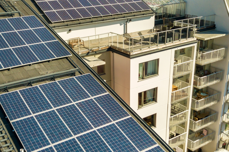 Budynek mieszkalny z panelami fotowoltaicznymi na dachu