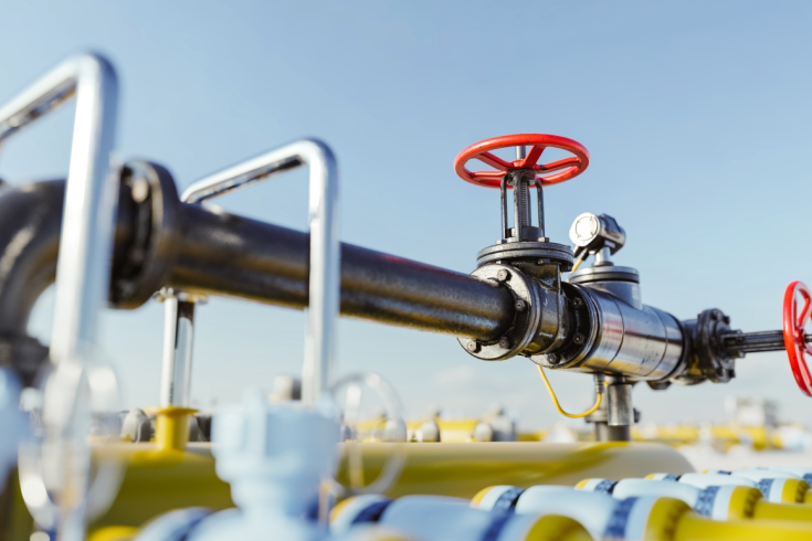 Węzeł gazowy na tle nieba