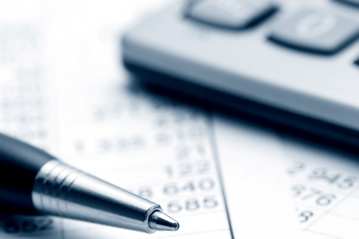 Zbliżenie na długopis, kalkulator i arkusz z liczbami