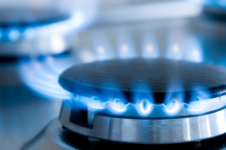 włączone palniki kuchenki gazowej