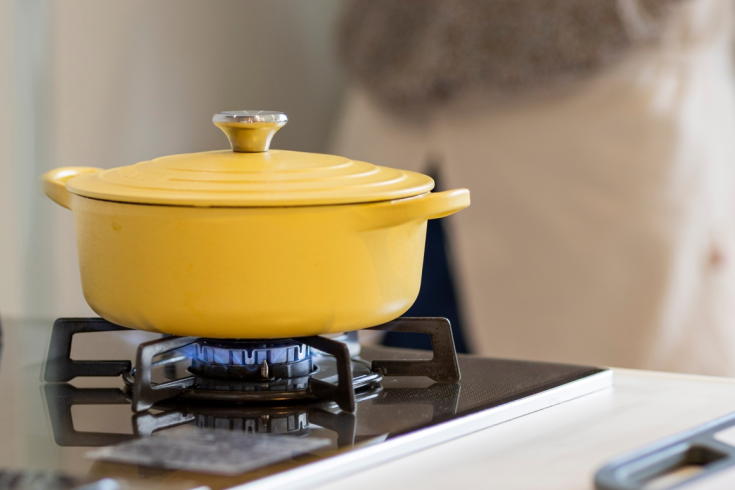 Garnek stoi na kuchence gazowej