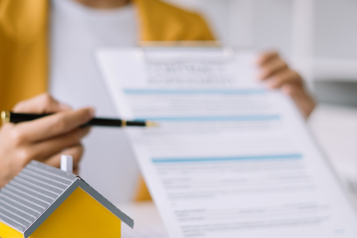 osoba tłumacząca zapisy umowy