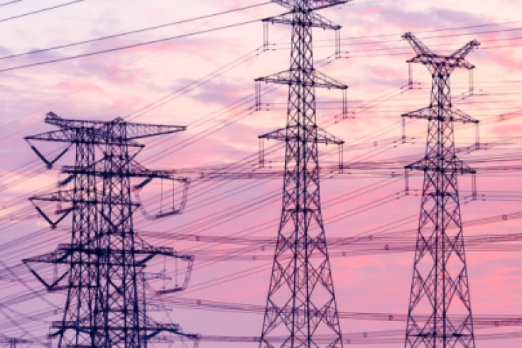 sieci energetyczne na tle zachodzącego słońca